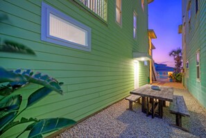 Outdoor dining - Cozy Port Aransas Apartment Steps from the Beach & Dining | Beachview 54 Apt (Port Aransas)