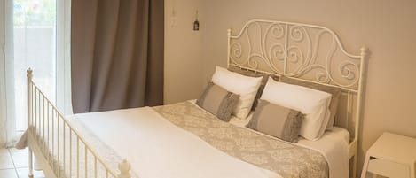 Classic Apartment, Balcony | Free WiFi