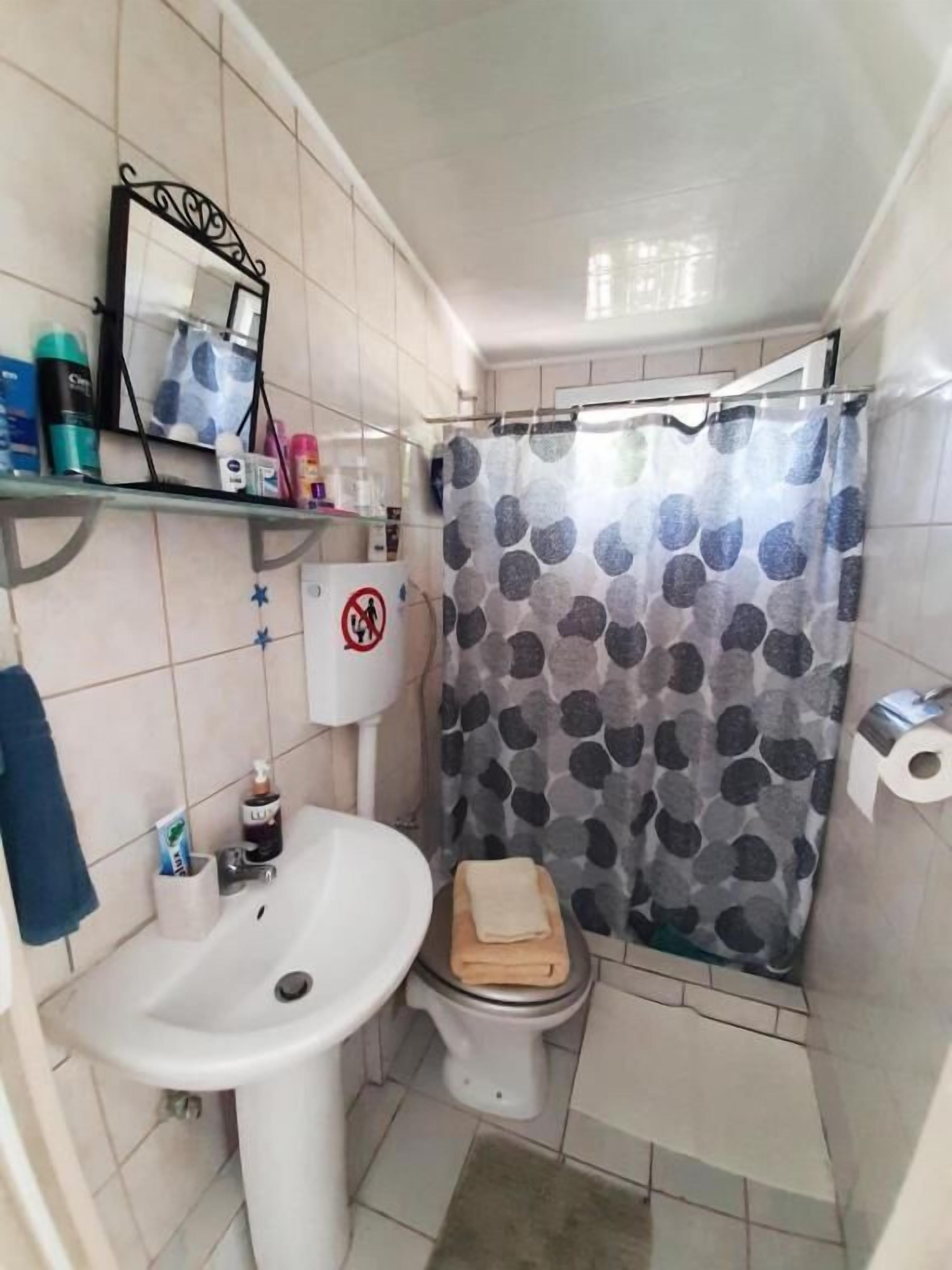 Secador de pelo, toallas, jabón, shampoo