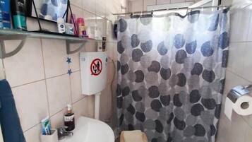 Secadora de cabello, toallas, jabón, shampoo