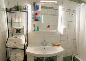 Hair dryer, towels, soap, shampoo - Georgias house 7 min from Athens airport (Spata-Artemida)