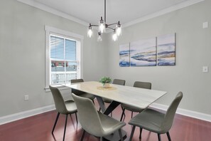Dining - Walkable Historic District Stay | 2 Units, Sleeps 14 | The Juliette by AvantStay (Savannah)