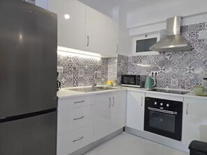 Private kitchen - COZY AIRPORT APARTMENT (Machico)