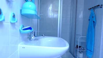 Basic Apartment, River View | Bilik Mandi | Pengering rambut, tuala disediakan, sabun, syampu