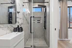 Shower, hair dryer, towels, soap - 2-bedroom apartment in fantastic Philadelphia with rooftop (Philadelphia)
