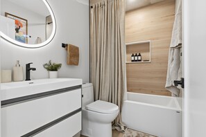Douche, séchoir à cheveux, serviettes fournies, savon