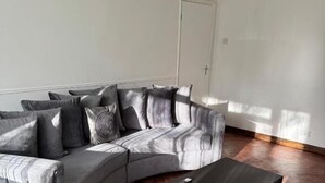 Unclassified image, 3 of 18, button - Cosy 2-bed Maisonette with Private Garage in Wembley (Wembley)