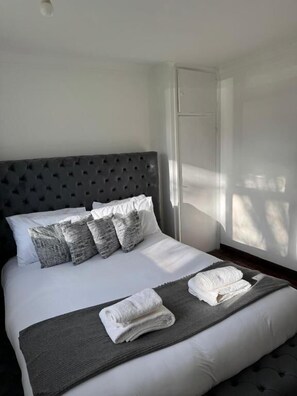 2 bedrooms, Internet, bed sheets - Cosy 2-bed Maisonette with Private Garage in Wembley (Wembley)