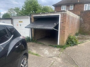 Property grounds - Cosy 2-bed Maisonette with Private Garage in Wembley (Wembley)