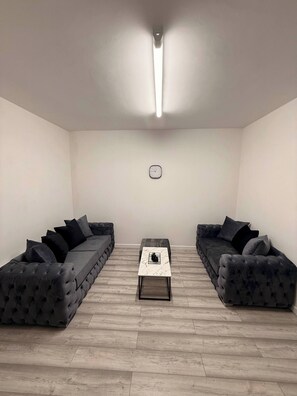 TV - Stylish Dream Home with 4 en-suite Bedrooms (Liverpool)