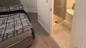 Unclassified image, 2 of 20, button - Stylish Dream Home with 4 en-suite Bedrooms (Liverpool)