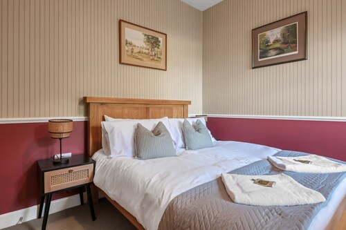 Pools Cottage 5 - Racquet Room Close to Warwick