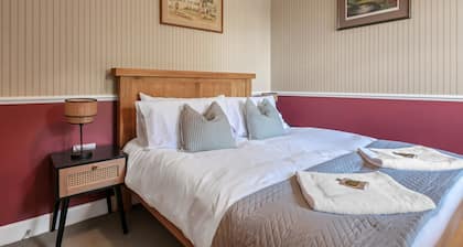 Pools Cottage 5 - Racquet Room Close to Warwick