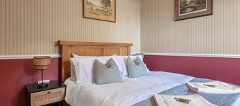 Pools Cottage 5 - Racquet Room Close to Warwick