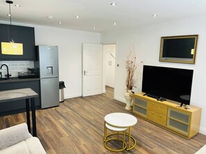 TV - Charming 1-Bedroom Apartment in Central Northampton (Northampton)