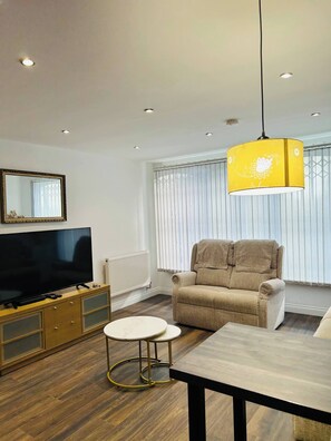 TV - Charming 1-Bedroom Apartment in Central Northampton (Northampton)