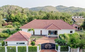 Exterior - An Exceptional Luxury Villa Offering amazing lake view and refined living (Hua Hin District)