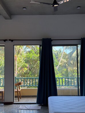 Habitación doble superior, vistas parciales al mar | Terraza o patio