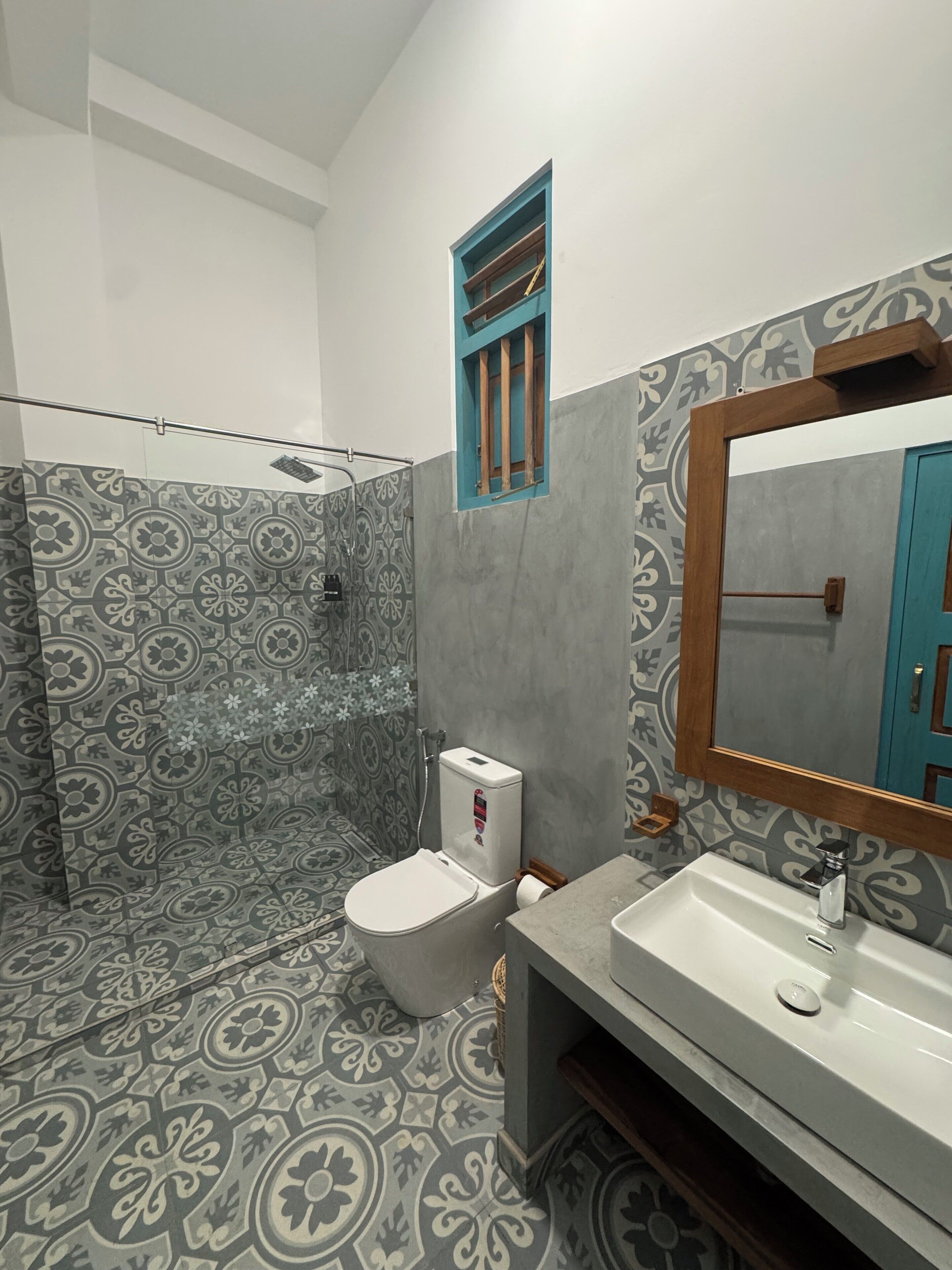 Superior Double Room, Partial Sea View | Bathroom | Shower, free toiletries, hair dryer, towels