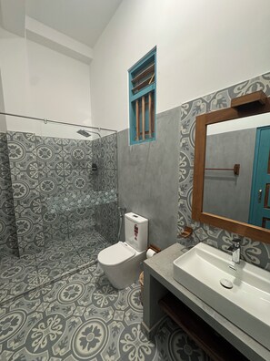 Superior Double Room, Partial Sea View | Bathroom