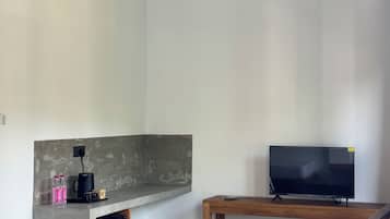 Superior Double Room, Garden View | Living area