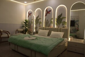 Ein ordentlich eingerichtetes Schlafzimmer mit einem Bett, Nachttischen und einem Spiegel.