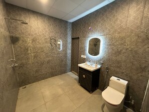 Deluxe Room | Bathroom