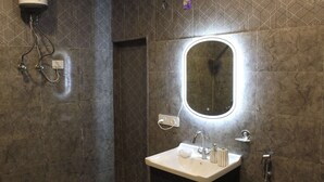 デラックス ルーム | バスルーム | シャワー、バスアメニティ (無料)、タオル、石鹸