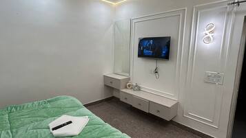 Deluxe Room | Rollaway beds, free WiFi, bed sheets