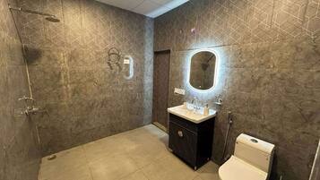 Deluxe Room | Bathroom | Shower, free toiletries, towels, soap