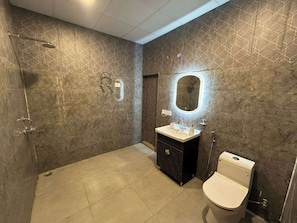Kamar Deluks | Kamar mandi | Shower, perlengkapan mandi gratis, handuk, dan sabun