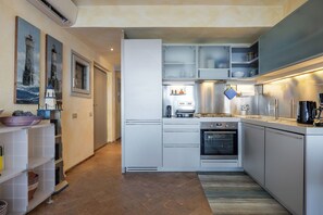 Fridge, oven, stovetop, coffee/tea maker