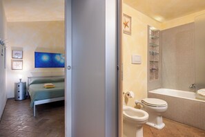 Shower, hair dryer, bidet - Stella Marina Apartment (Cala Piccola)