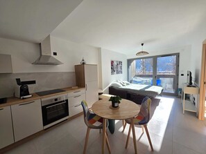 1 slaapkamer, een strijkplank/strijkijzer, beddengoed