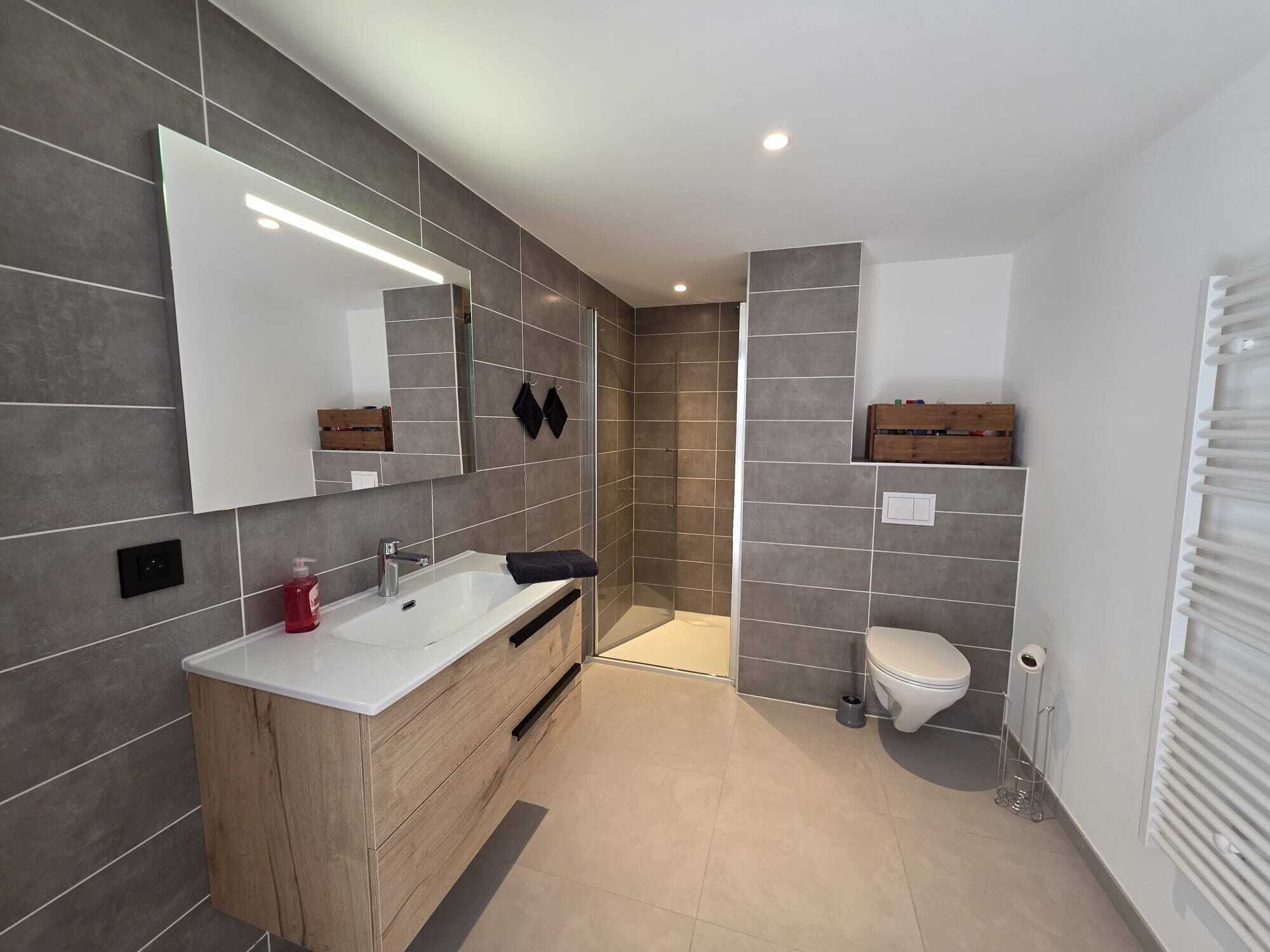 Een douche, een haardroger, handdoeken