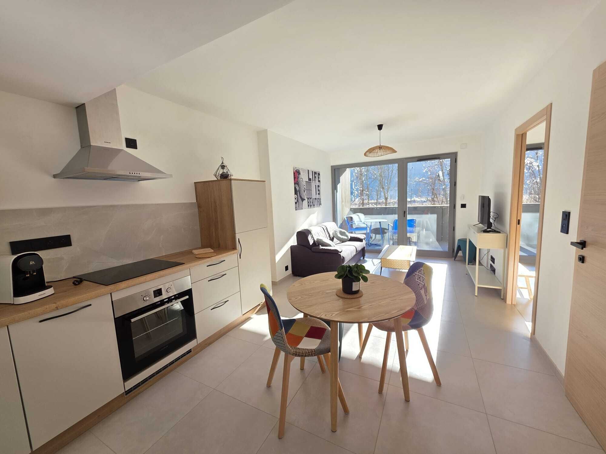 Een oven, een kookplaat, een vaatwasser