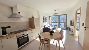 Een oven, een kookplaat, een vaatwasser