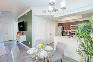 Dining - Near ASU & Diablo Stadium-Pool-Spa-Gym-Parking-W/D (Tempe)