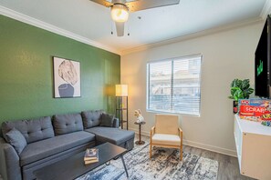 Una televisión, una oficina