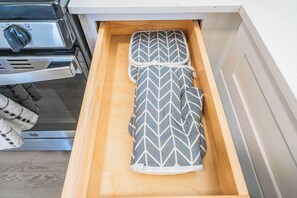 Un cajón de cocina con una toalla estampada en blanco y negro.