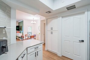 Interior - Near Diablo Stadium & ASU-HotTub,Pool,Gym,Parking (Tempe)