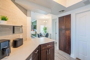 Interior - Near Diablo Stadium & DT Tempe - GymPoolWDPrking (Tempe)