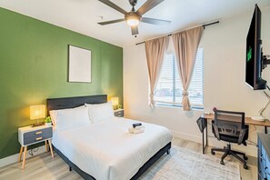 Room - Spring Training  & ASU -Pool,Parking,Gym,HotTub,WD (Tempe)