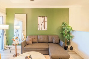 TV, offices - Spring Training  & ASU -Pool,Parking,Gym,HotTub,WD (Tempe)