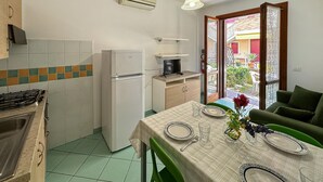 Kühlschrank, Herdplatte, Kochgeschirr/Geschirr/Besteck