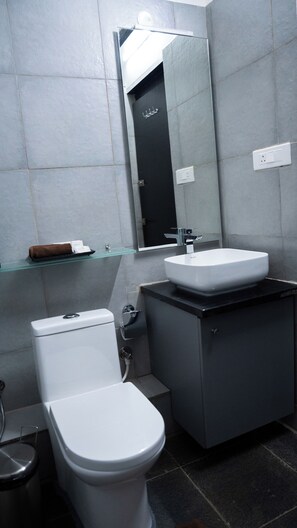 Bruser, hårtørrer, håndklæder, Sæbe