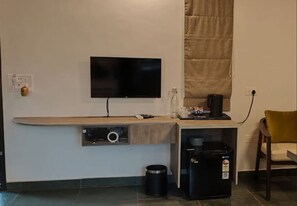 더블룸, 발코니, 마당 전망 | 이집트산 면 시트, 고급 침구, 무료 미니바 품목, 객실 내 금고