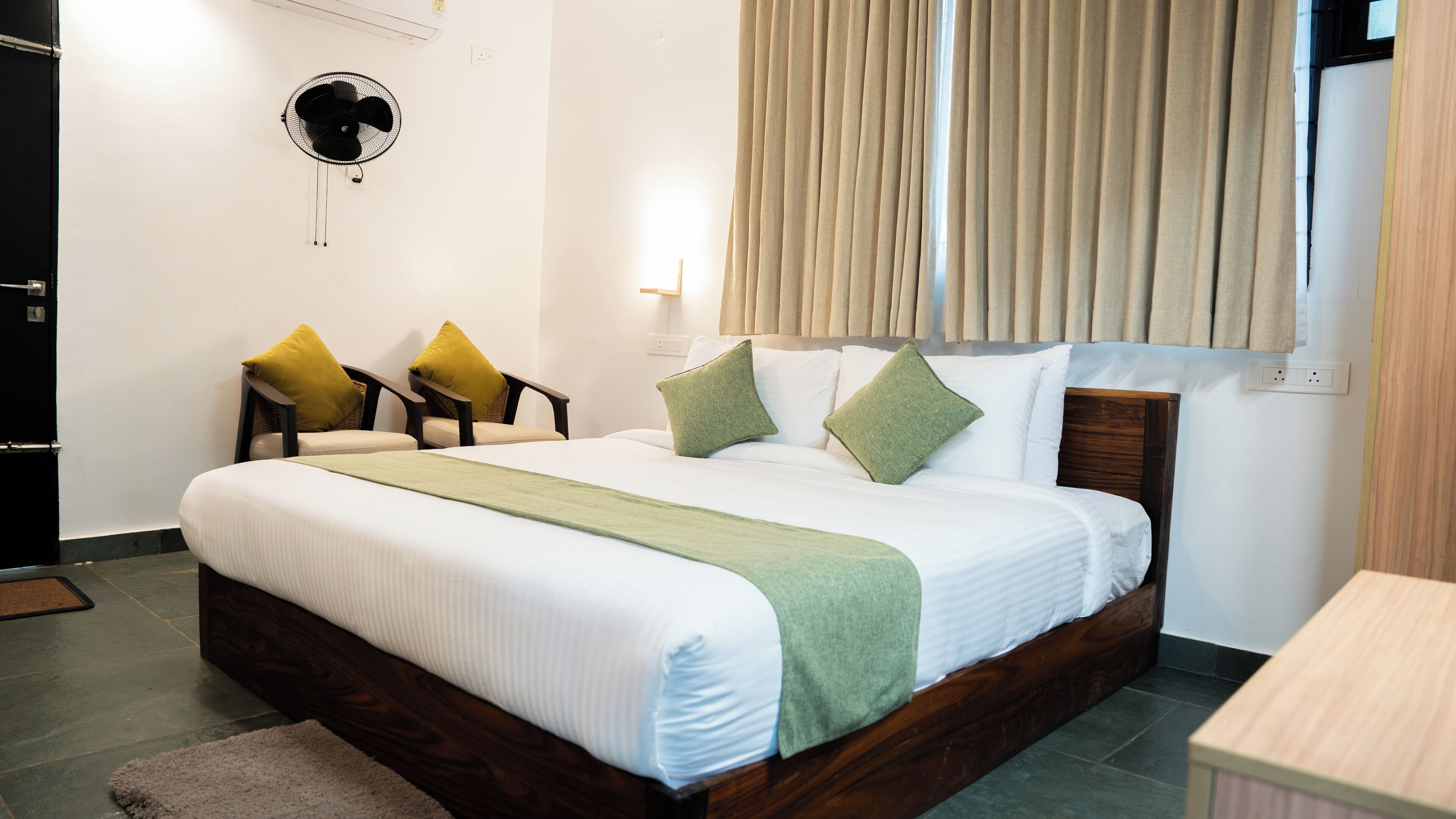 Executive-feriehus - udsigt til pool | Egyptiske bomuldslagner, premium-sengetøj, gratis produkter i minibaren