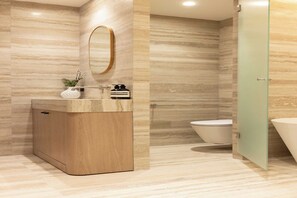 Shower, hair dryer, towels - Stunning air-conditioned apartment – Le Marais (Paris)
