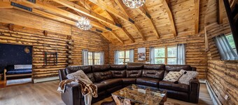 Peaceful 3BR Cabin in Woods + Hot Tub & Fire Pit